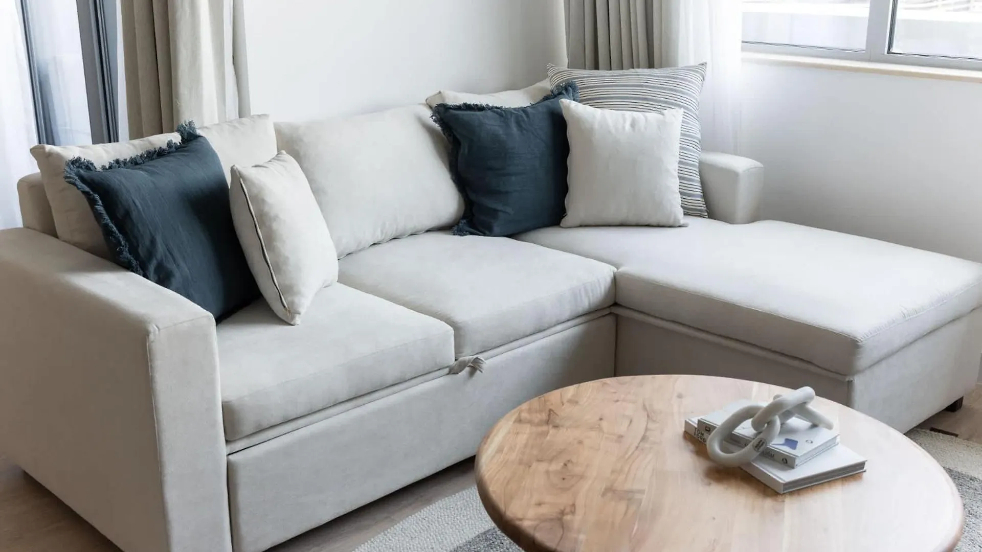 2Br Bliss In Vibrant Business Bay Apartment Dubai